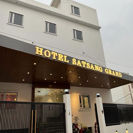 Hotel Satsang Grand バラナシ エクステリア 写真
