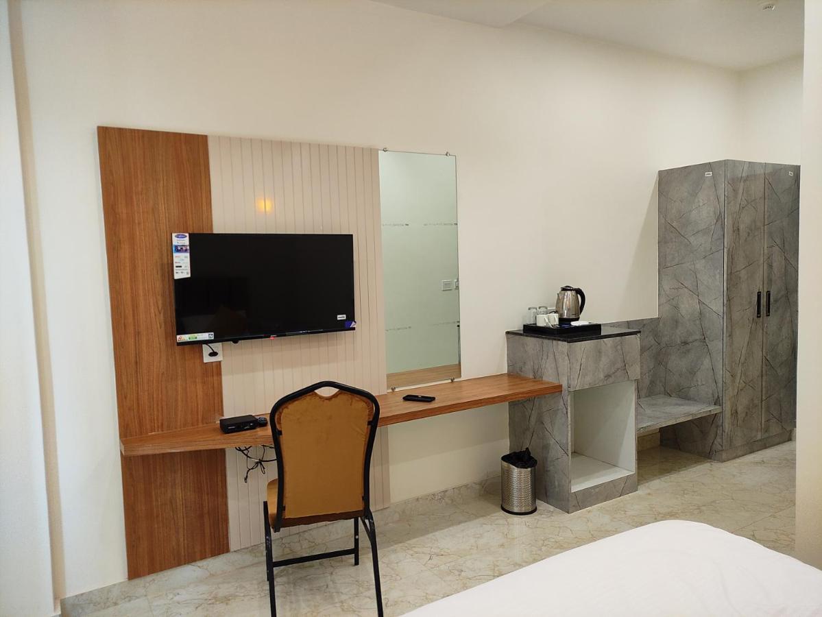 Hotel Satsang Grand バラナシ エクステリア 写真
