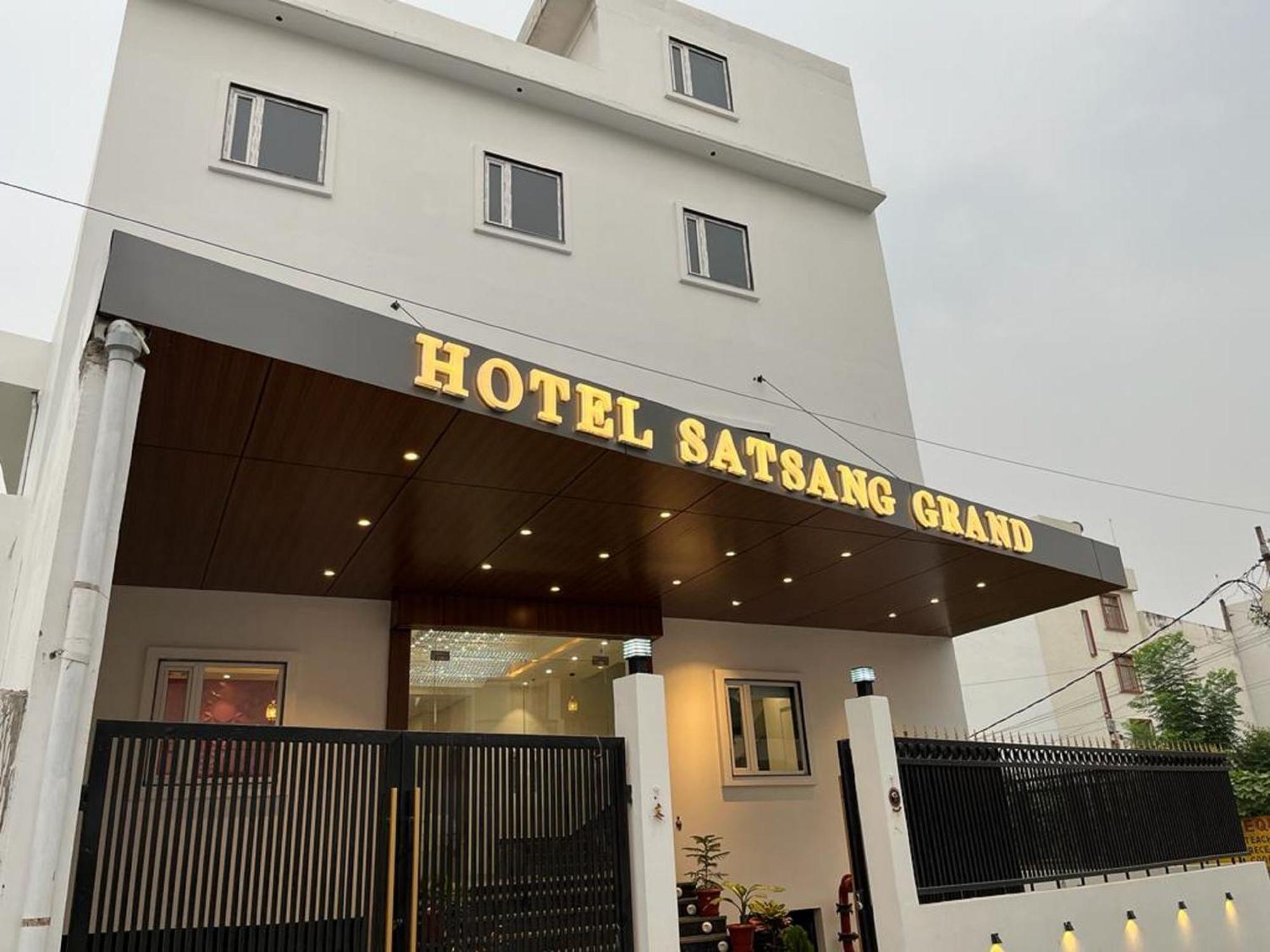Hotel Satsang Grand バラナシ エクステリア 写真