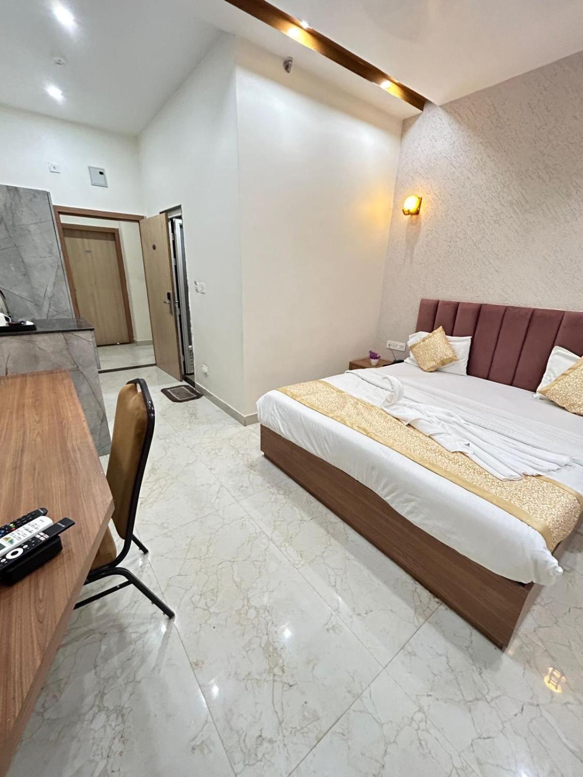 Hotel Satsang Grand バラナシ エクステリア 写真